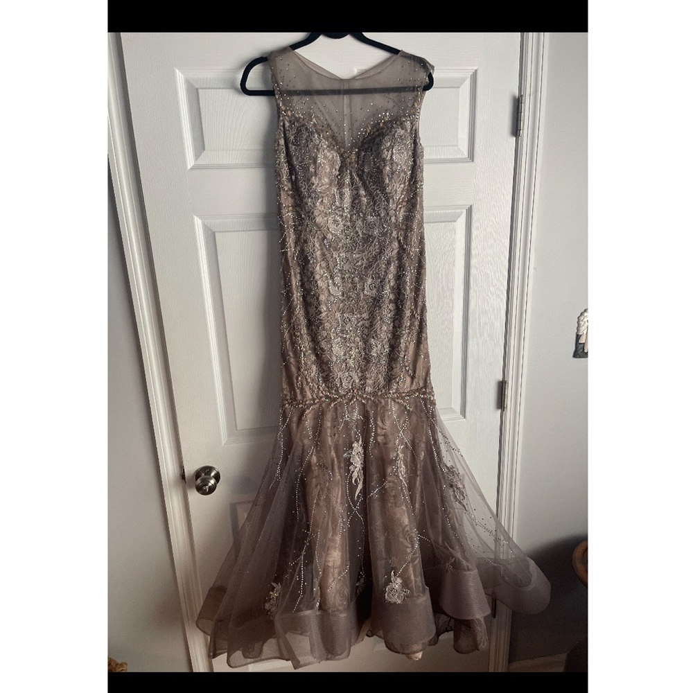 Dress - Picture 4 of 9